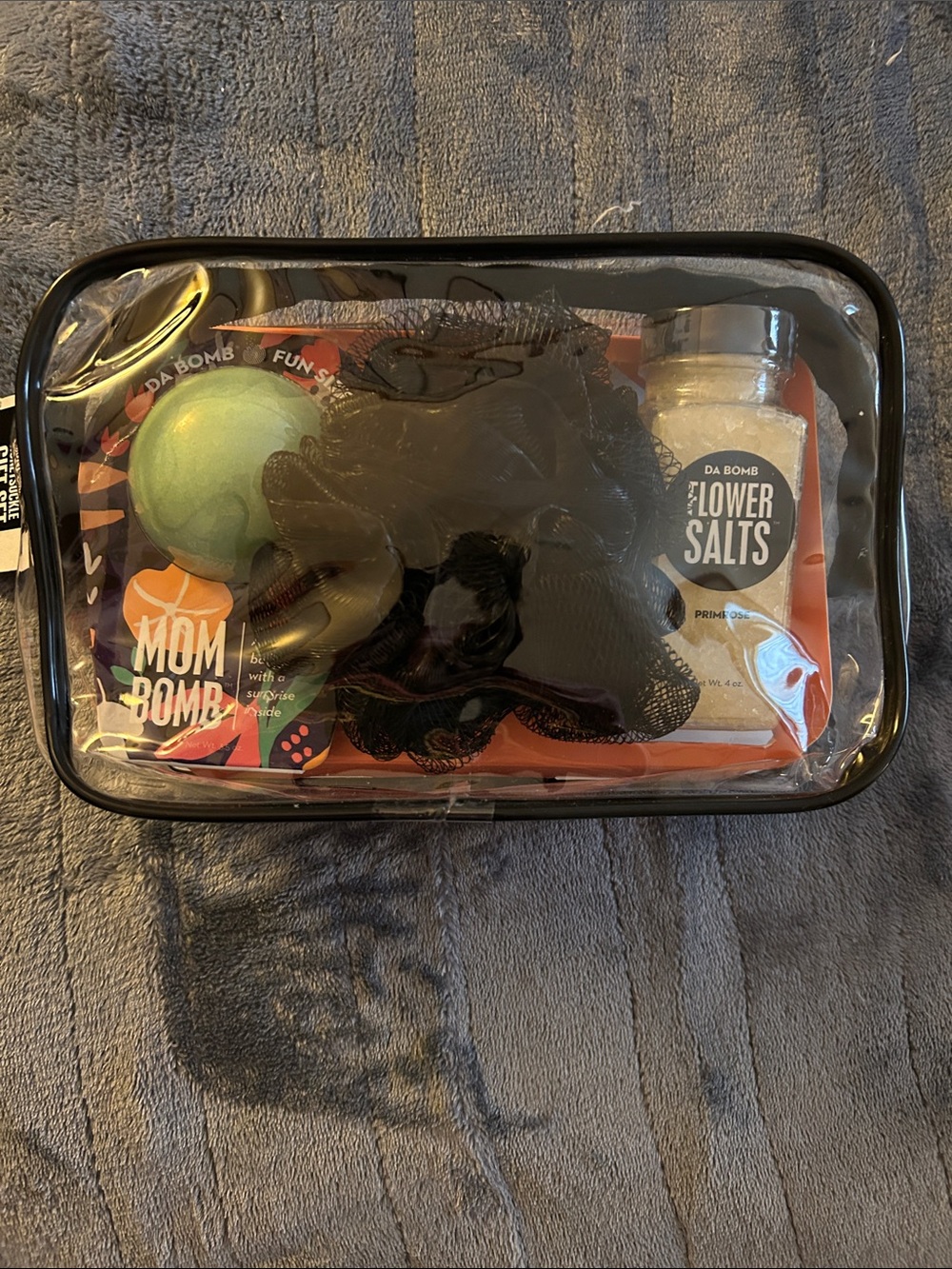Bath Set with Black Pouf and Green Bath Bomb